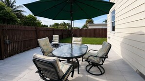 Outdoor dining - Stylish Florida Getaway  Patio & Private Backyard (West Palm Beach)