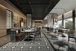 Un restaurante moderno con una barra larga, zona de asientos y grandes ventanales.