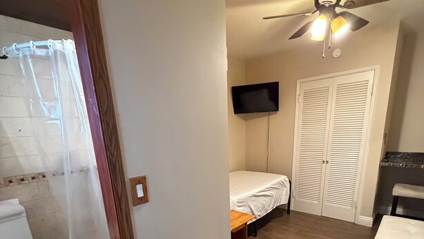Room - Charming Cozy Studio ,Garden View  in terrific Los Angeles with refreshing AC, (Los Angeles)