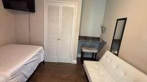 Room - Charming Cozy Studio ,Garden View  in terrific Los Angeles with refreshing AC, (Los Angeles)