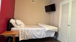 Room - Charming Cozy Studio ,Garden View  in terrific Los Angeles with refreshing AC, (Los Angeles)