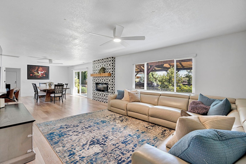 Olive Ranch: A Beautifully Landscaped Family Home - 克洛維斯