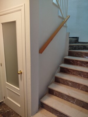 A staircase with marble steps and a wooden handrail. - Single-family home in "Cenes De la Vega," ideal for families (Cenes de la Vega)