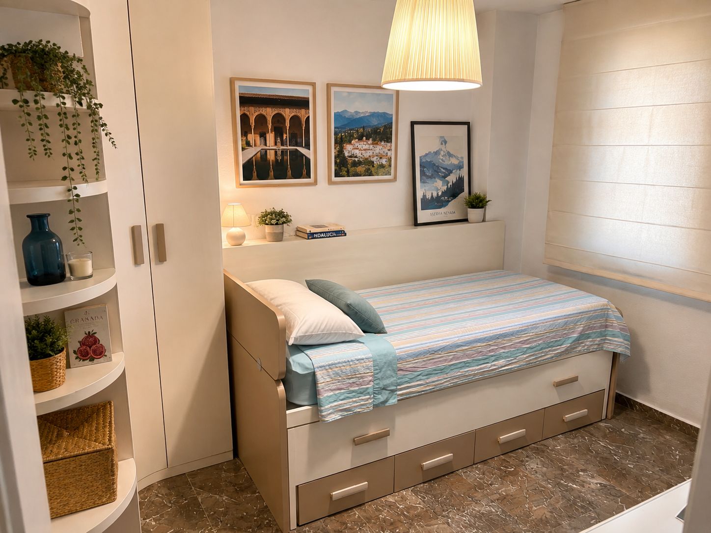 Ein Schlafzimmer mit einem Bett, einem Regal mit Pflanzen, einer Lampe und gerahmten Bildern an der Wand.