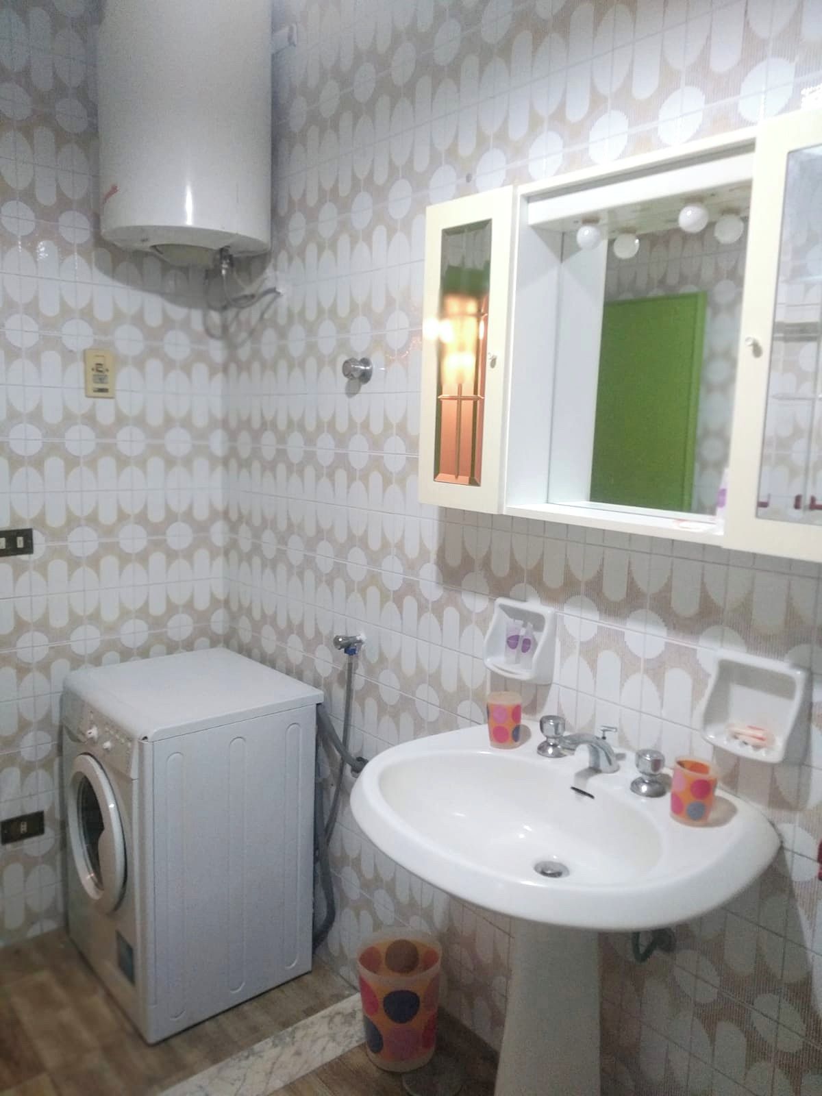 Secador de pelo, toallas, jabón y papel higiénico
