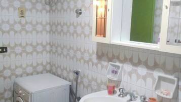 Secador de cabelo, toalhas de banho, sabonete, papel higiênico