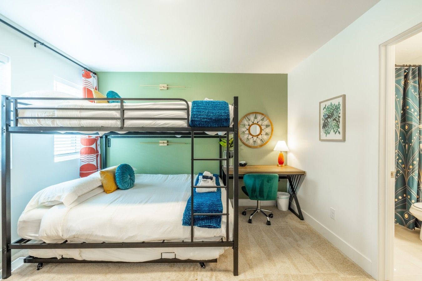 Une chambre avec un lit superposé, un bureau et une chaise, une lampe et une horloge murale.