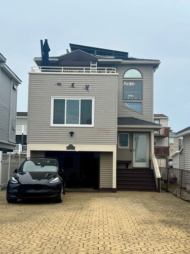 Bayside Beauty w 180 degree Water Views, Hot Tub, & EV Charger!