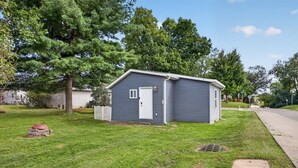 Exterior - Charming Bloomington Bungalow Cozy & Convenient (Bloomington)