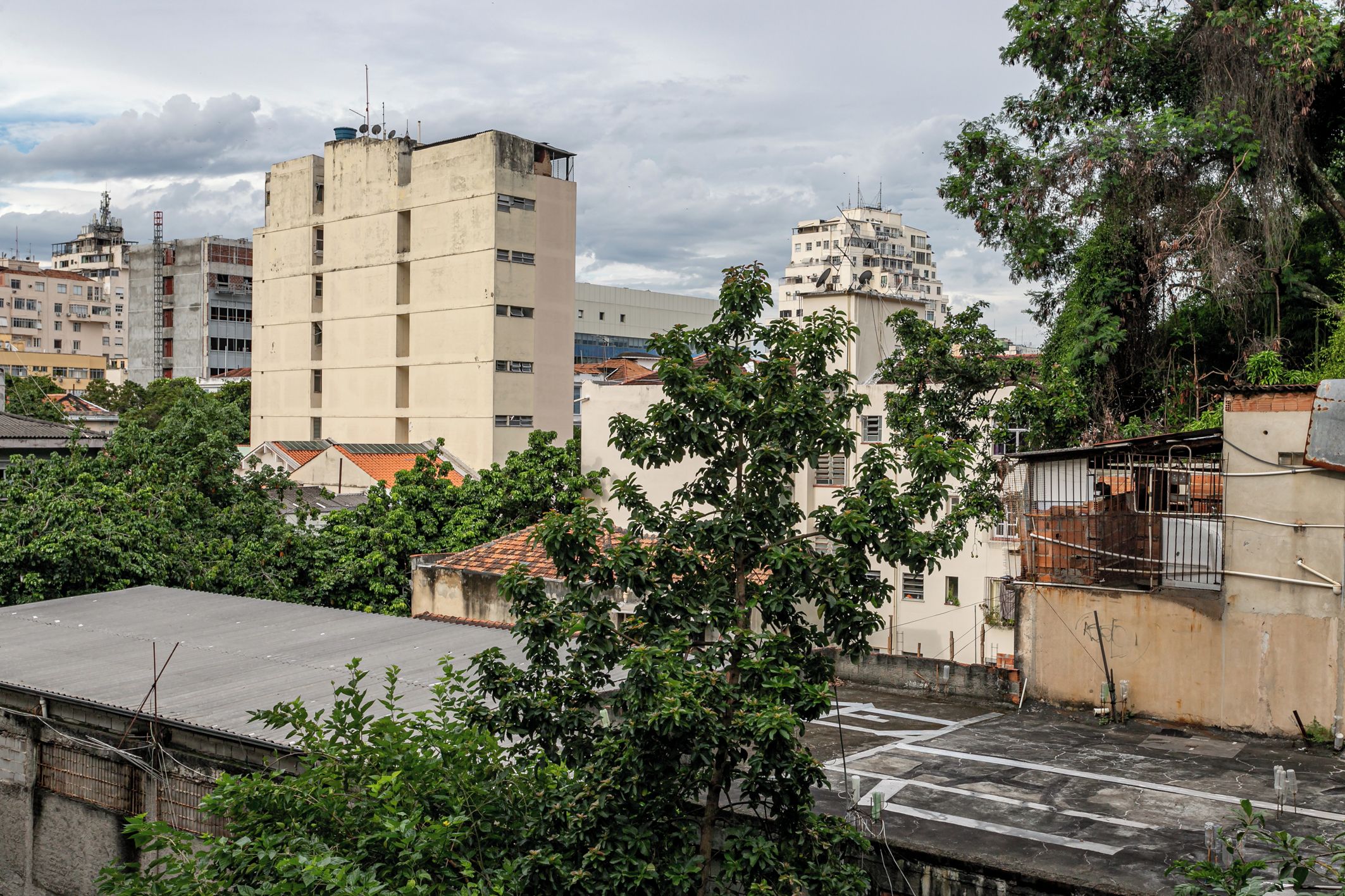 Un quartier résidentiel composé d’immeubles à plusieurs étages, dont certains sont dotés de balcons, et entouré de verdure.