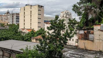 Un quartier résidentiel composé d’immeubles à plusieurs étages, dont certains sont dotés de balcons, et entouré de verdure.