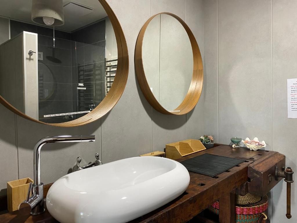 Casa Deluxe, vistas al mar | Baño | Ducha, artículos de higiene personal gratuitos y secador de pelo