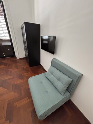 A room with a corner sofa, a flat-screen TV mounted on the wall, and a wooden floor. - Jesshouse – In the heart of Palermo, combining comfort and city life (Palermo)