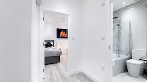 Bathroom - Contractor/CorporateTravel/Relocation, MyRent2Rent (Corby)