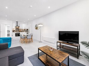 A modern living room with a flat-screen TV, a coffee table, and a sofa. - Contractor/CorporateTravel/Relocation, MyRent2Rent (Corby)