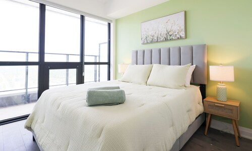 Casa Verde | Skyline Views Near Square One