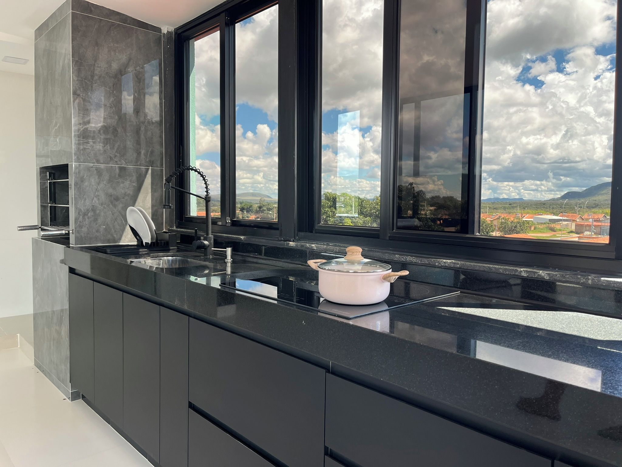 Deluxe Loft, City View | Private kitchen | Cleaning supplies