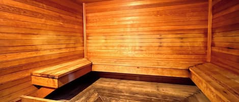 Un sauna avec des bancs en bois et une banquette.