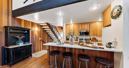 Tahoe Pines Retreat by Avantstay Pine-view Townhome Shared Pool + Mins to Northstar