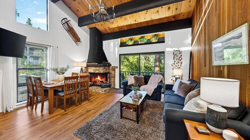 Tahoe Pines Retreat by Avantstay Pine-view Townhome Shared Pool + Mins to Northstar