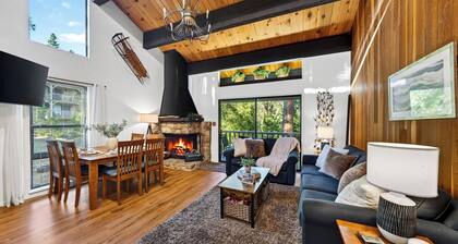 Tahoe Pines Retreat by Avantstay Pine-view Townhome Shared Pool + Mins to Northstar