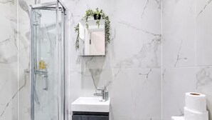 Bathroom - Luxury 1BR Serviced Apt 04 with Wi-fi MyRent2Rent (Corby)
