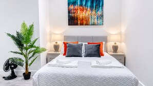 Room - Luxury 1BR Serviced Apt 04 with Wi-fi MyRent2Rent (Corby)