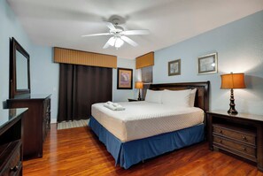 A hotel room with a bed, a dresser, a nightstand, a ceiling fan, and a window with blinds. - 4BR corner townhome with 2 master suites (Davenport)