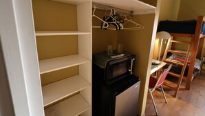 Minibar, escritorio, espacio para trabajar con laptop y wifi gratis 