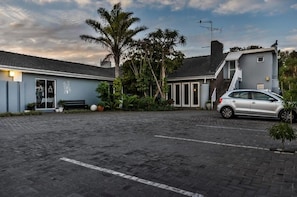 Exterior - Abalone Guesthouse (Gqeberha)
