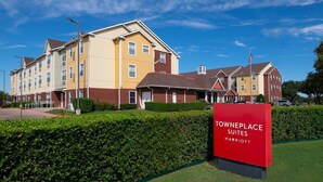 Un hôtel à plusieurs étages, avec une enseigne indiquant « Towneplace Suites Marriott » à l’avant.