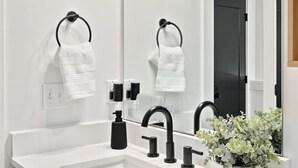 Bathroom - Nashville Dream Home - Near Downtown, Broadway, Midtown and Much More! (Nashville)