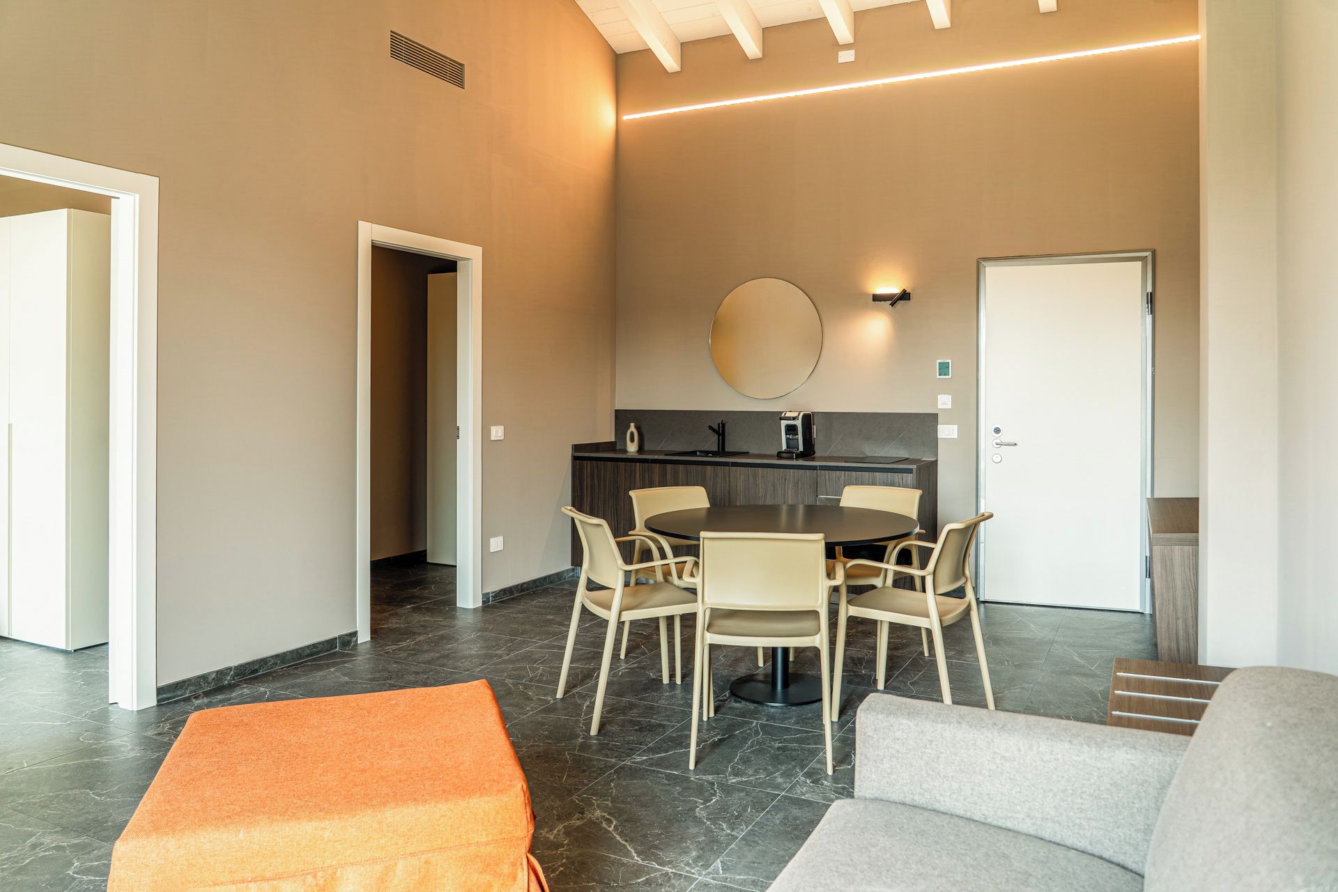 Un intérieur moderne comprenant un coin repas, une cuisine et un espace de vie.