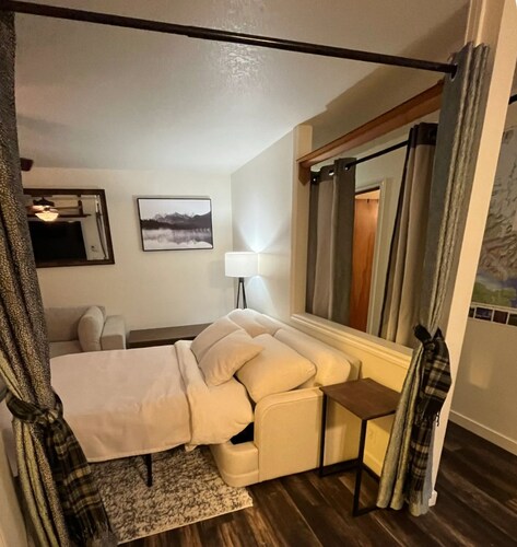 At Glacier's doorstep, stylish 2BR, kitchen, fire pit, BBQ, laundry, yard, wi-fi