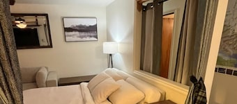 At Glacier's doorstep, stylish 2BR, kitchen, fire pit, BBQ, laundry, yard, wi-fi