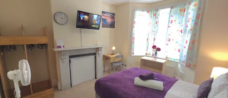5 bedrooms, desk, iron/ironing board, WiFi (free)