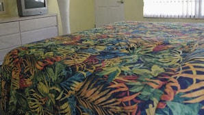 Room - Sunny Daytona Beach Studio at Sand & Surf – AC & Sleeps 4 1388M (Indian Shores)