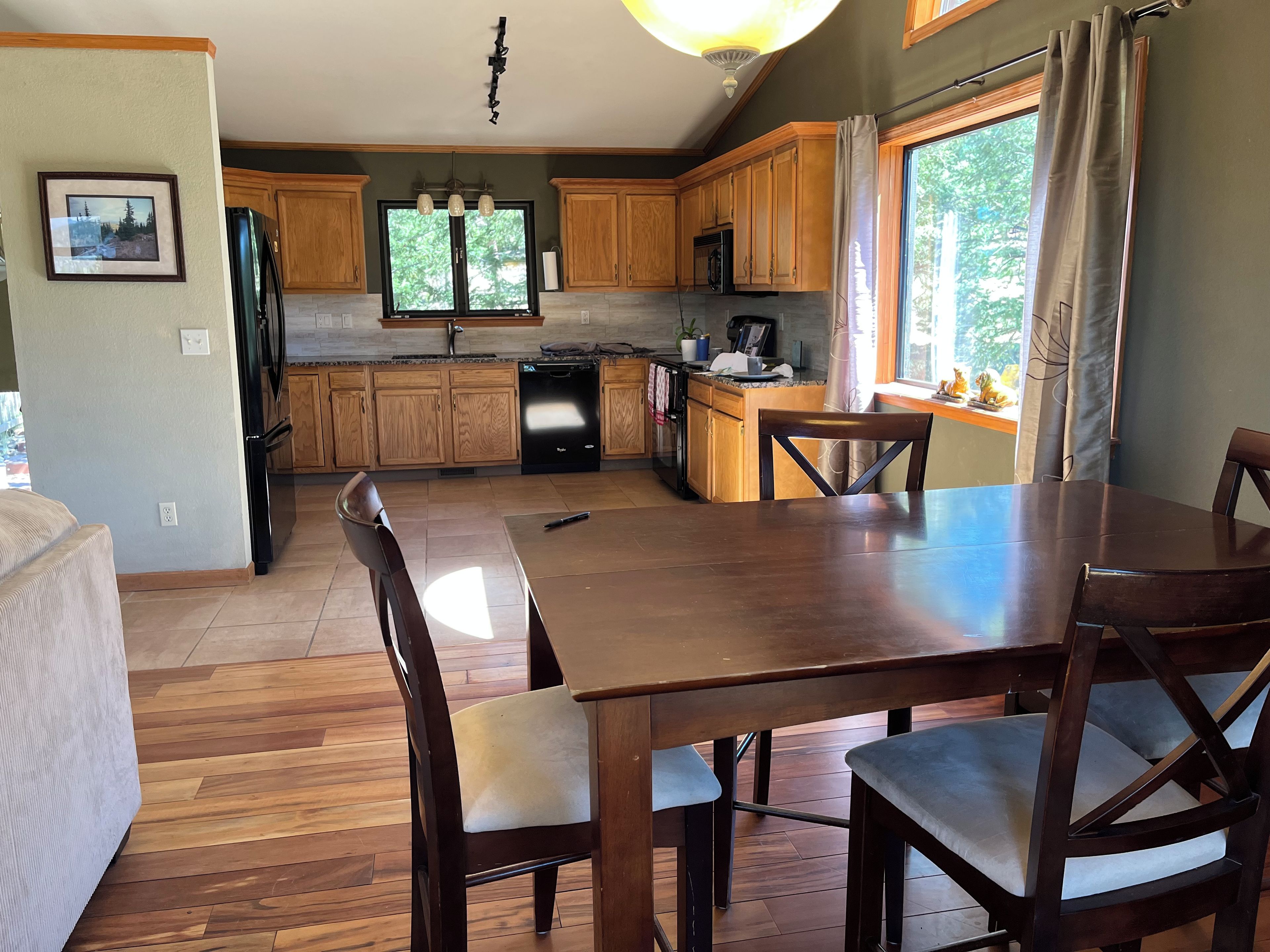 Una cocina con armarios de madera, una mesa de comedor y sillas.