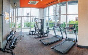 A gym with treadmills, dumbbells, and weight machines. - Modern Studio with Pool&Gym near Paseo La Galeria (Asunción)