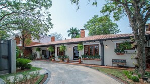 A house with a paved driveway, a bench, and potted plants. - 4BR Home | Private Pool, Jacuzzi & BBQ (San Bernardino)