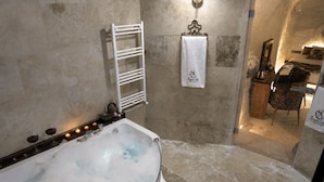 Luxury Suite, Patio | Bilik Mandi | Kelengkapan dandanan diri percuma, pengering rambut, tuala disediakan 
