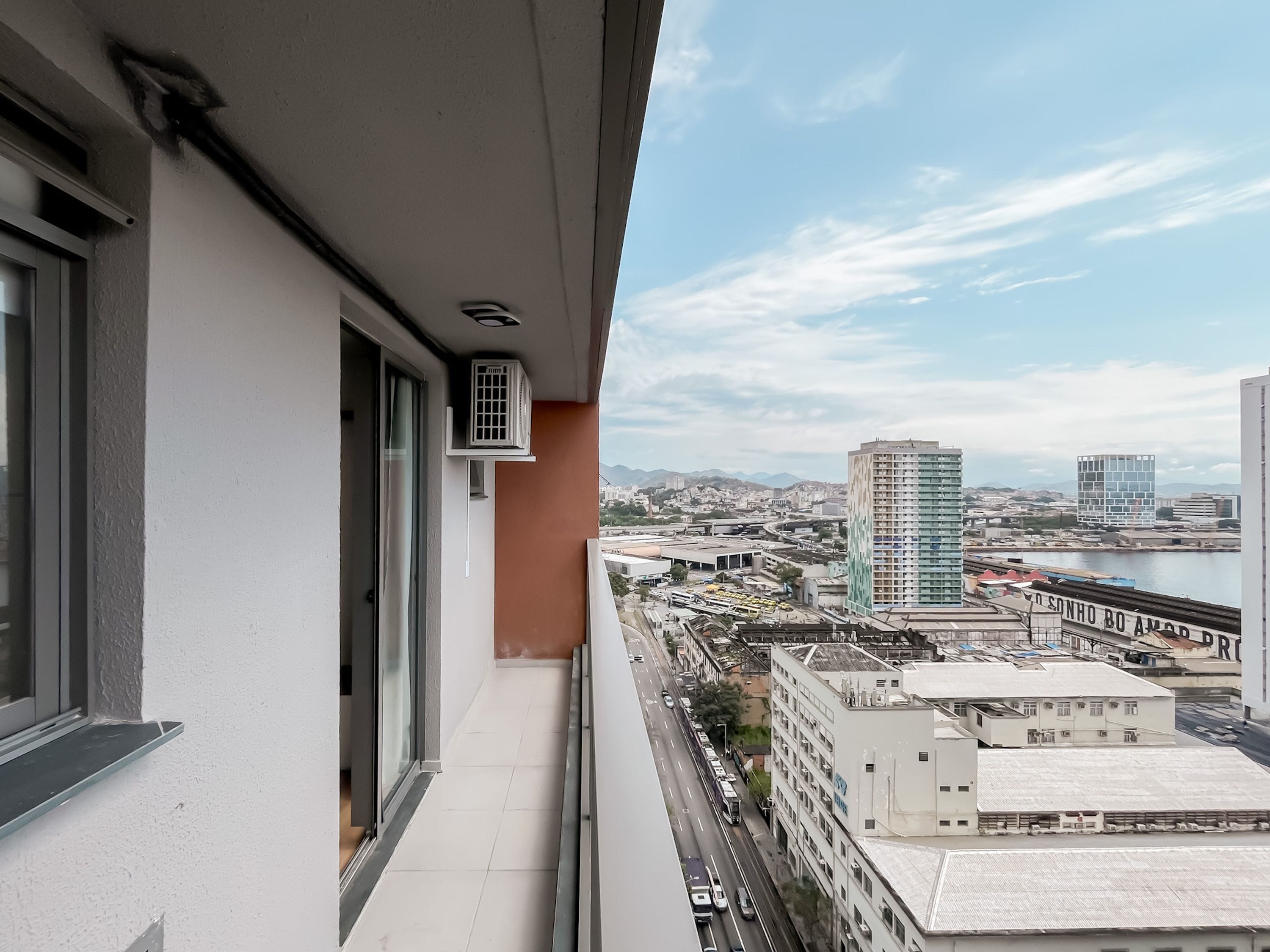 Ein Balkon mit Blick auf die Stadt, einschließlich eines Flusses und ferner Berge.