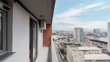 Ein Balkon mit Blick auf die Stadt, einschließlich eines Flusses und ferner Berge.