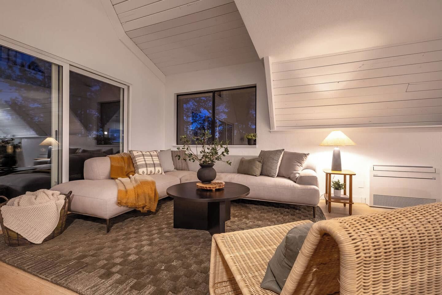 Smart TV, fireplace, table tennis