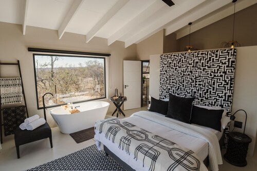 Beautiful private villa on a Big 5 Reserve with plunge pool, AC