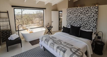 Beautiful private villa on a Big 5 Reserve with plunge pool, AC