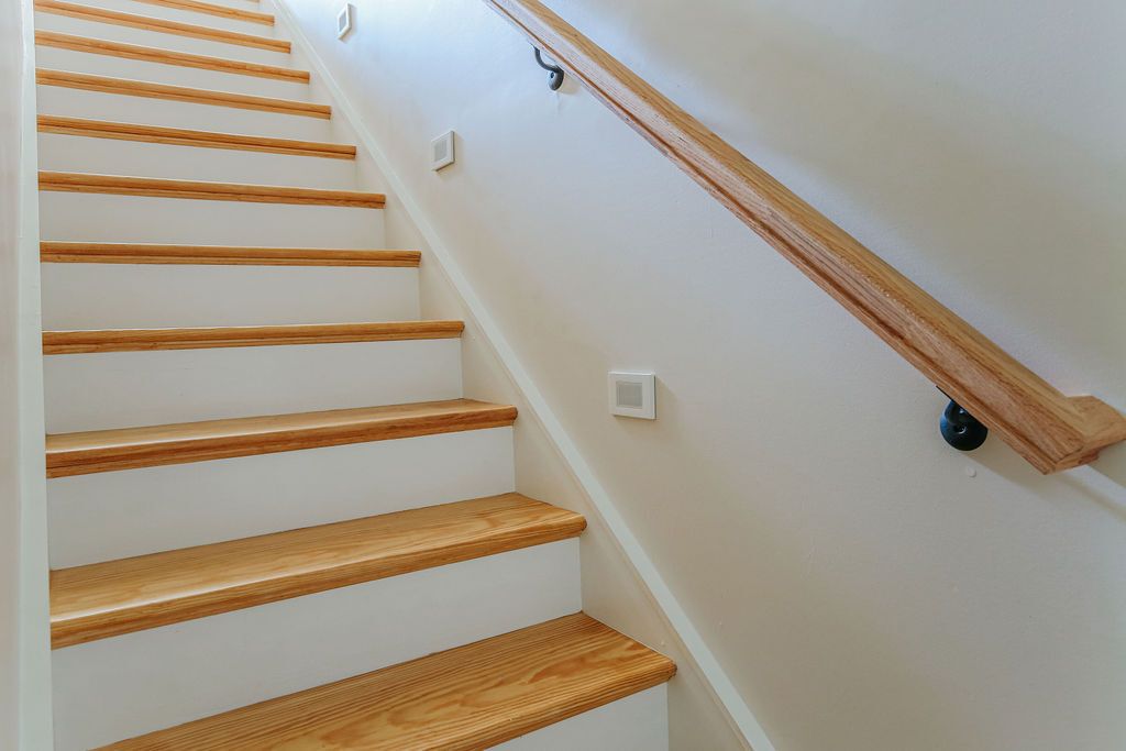 Un escalier avec des marches en bois et une rampe.