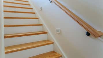 Un escalier avec des marches en bois et une rampe.