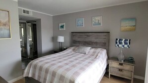 Iron/ironing board, WiFi, bed sheets - Cozy 2-bedroom condo in tranquil Port Charlotte with AC (Port Charlotte)
