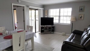 Living area - Cozy 2-bedroom condo in tranquil Port Charlotte with AC (Port Charlotte)